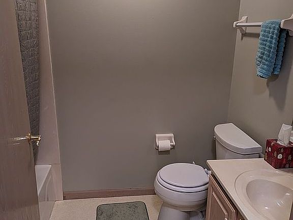 4th image of 695 Hampton Woods Dr
