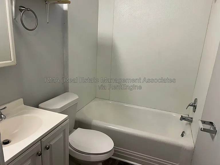 631 W Poplar St #B — Photo 3