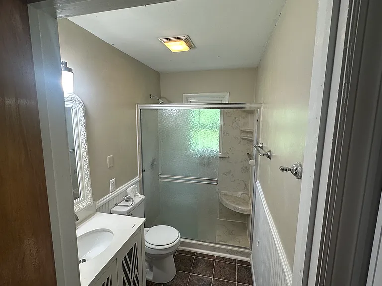 2426 Runway Ave — Photo 3