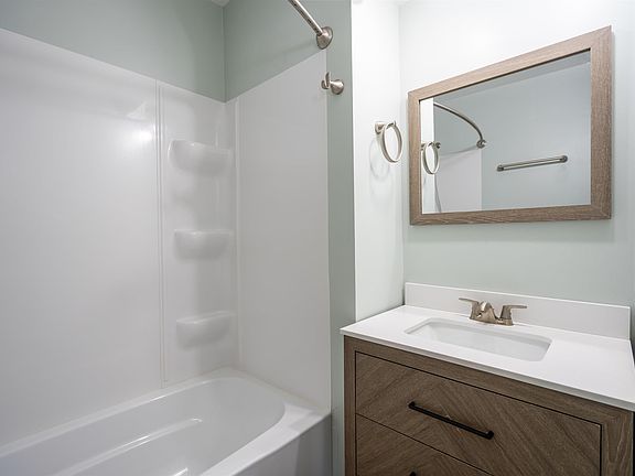 4th image of 2011 E Lincolnway St