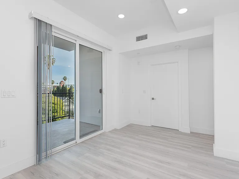 549 N Heliotrope Dr. — Photo 11