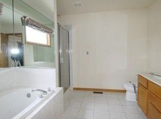 5N981 Ravine Dr, St Charles, IL 60175