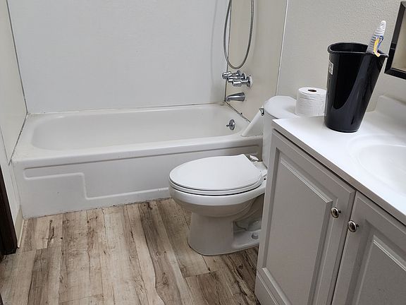 Full bathroom. Tub and shower. Toilet, Cabinet.