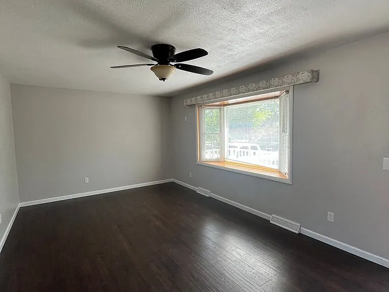 2911 Vermillion Dr — Photo 3