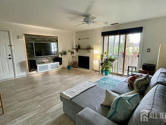 2nd image of 1323 Ravens Crest Dr