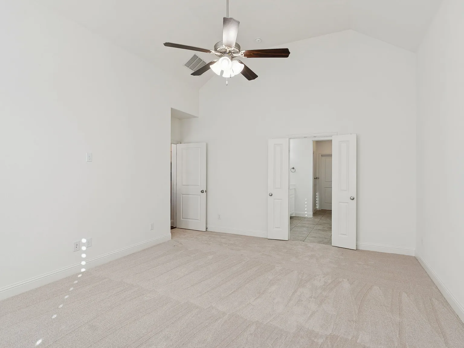 5 bed, 3816 sqft, $4,400 — Photo 4