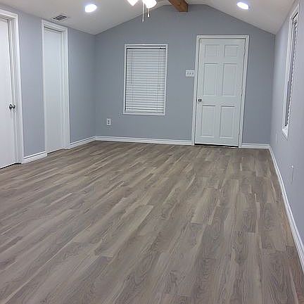 5th image of 702 E Avenue B