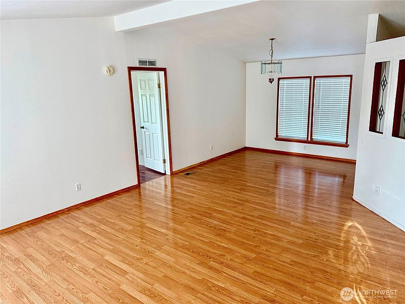 4th image of 234 SE E Street