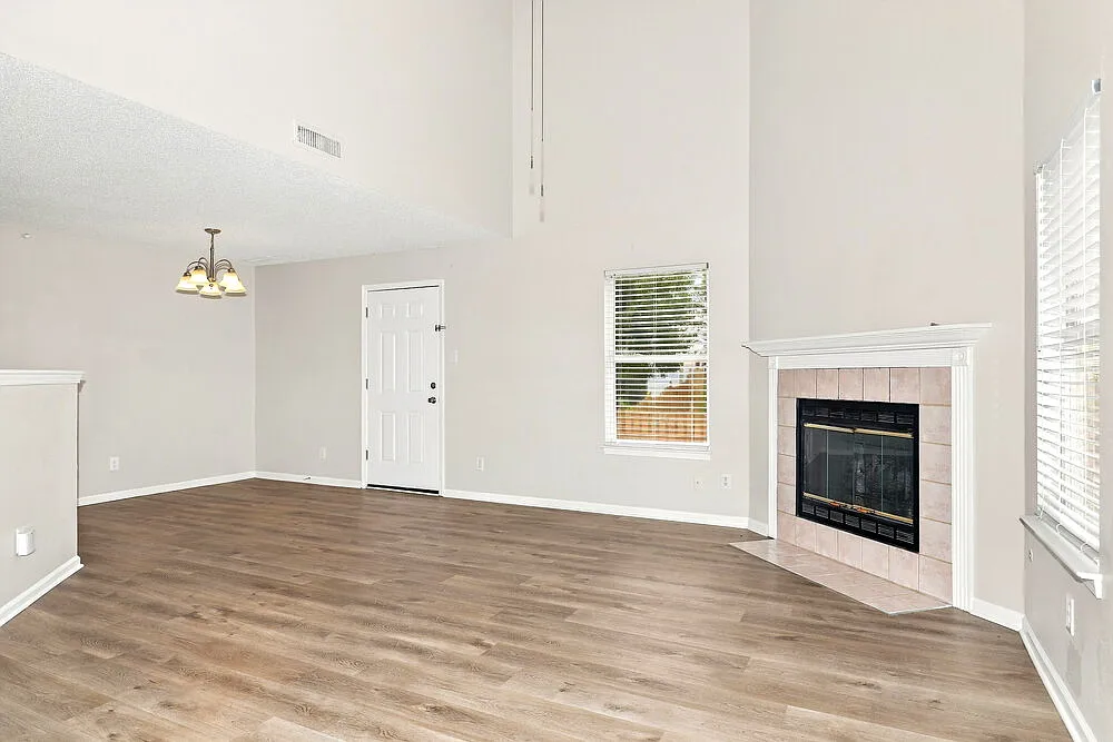 3 bed, 2.5 bath, 1642 sqft, $1,885 — Photo 4