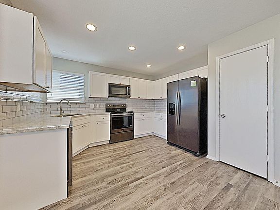 4th image of 711 Creekview Dr