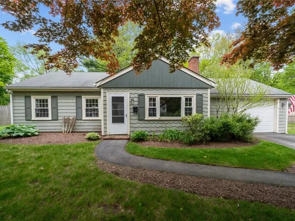 12 Vineland Dr, Barrington, RI 02806