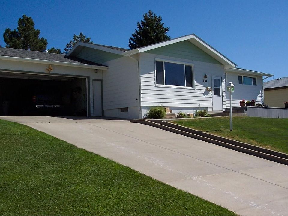 2nd image of 601 32nd Ave NE