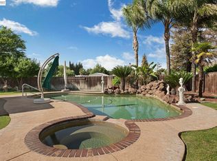 810 Vinewood Dr, Modesto, CA