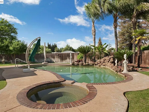 810 Vinewood Dr, Modesto, CA 95351