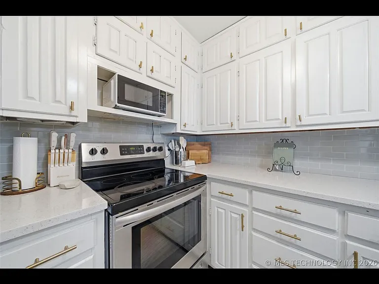318 E Maple St — Photo 15