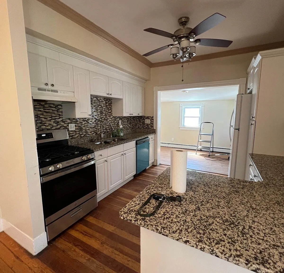 4 bed, 1.0 bath, $3,900 — Photo 2