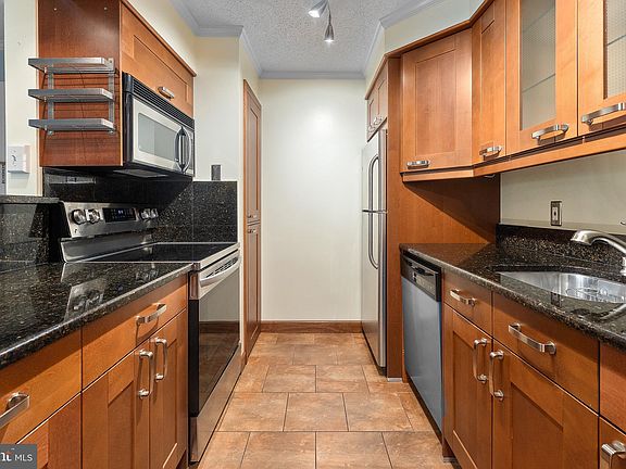 3rd image of 1530 Lincoln Way APT 204