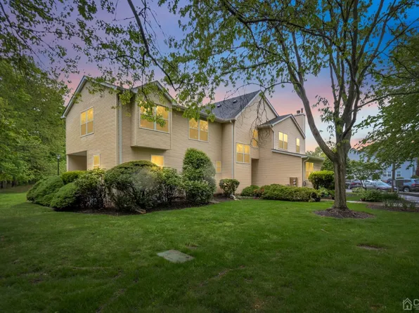 3 Chelsea Dr, Piscataway, NJ 08854
