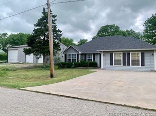 140 Cherokee St, Vera, OK 74082