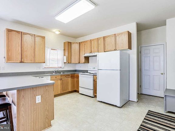 3rd image of 14102 Shelby Cir