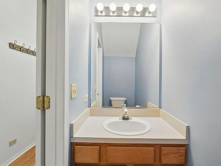 2052 Waverly Ln — Photo 5