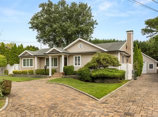 17 Potomac Ln, Sayville, NY 11782
