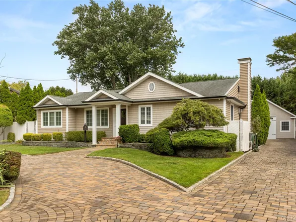 17 Potomac Lane, Sayville, NY 11782