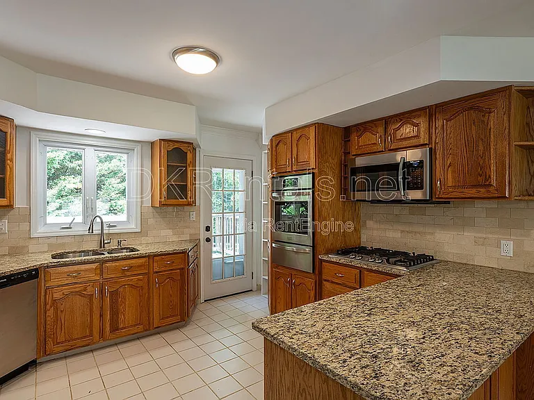 245 Brook Dr — Photo 15