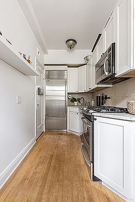 3rd image of 41 W 72nd St APT 17E