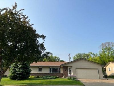 303 Golf Ln, Yankton, SD, 57078