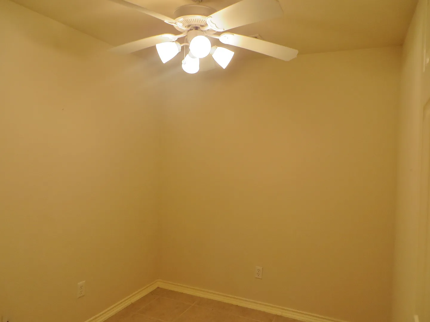 3 Bedroom 2 Bathroom Georgetown Home — Photo 3