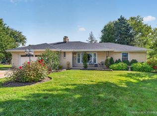 465 N Shady Oaks Dr, Elgin, IL 60120