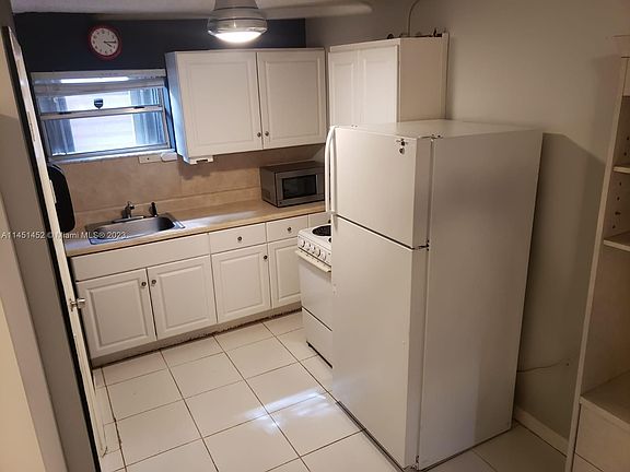 5th image of 931 NE 120th St #5