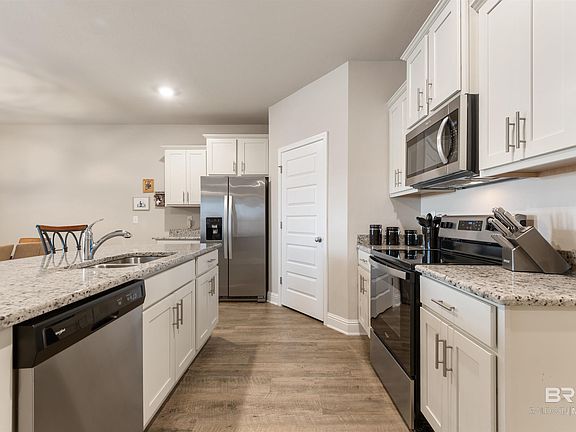 4th image of 22880 Lieutenant Ave