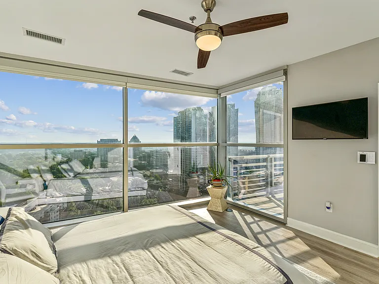 333 W Trade St #22 — Photo 12
