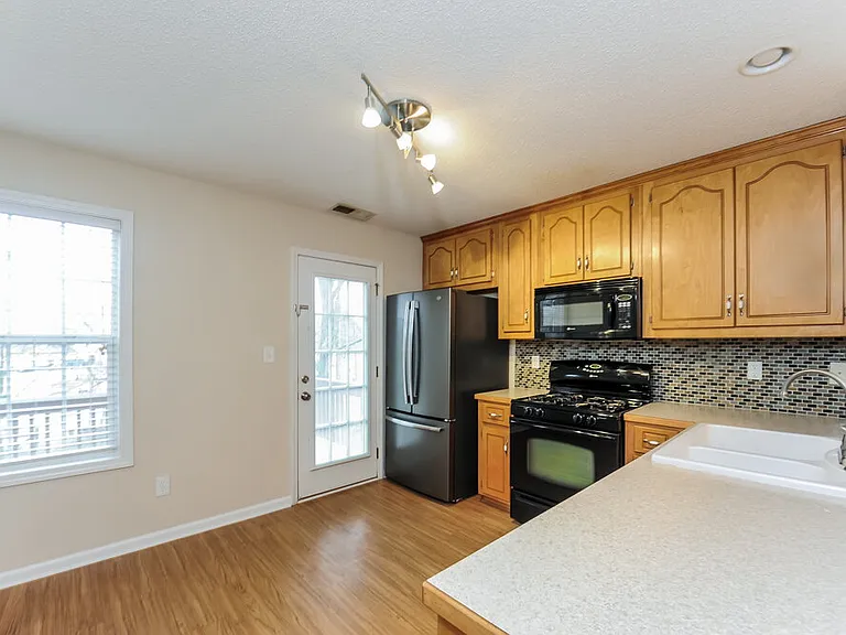 216 Mackenzie Ct — Photo 8