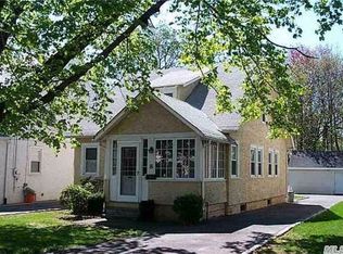 8A Franklin Pl, Great Neck, NY 11023