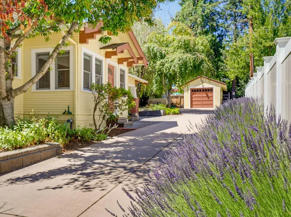 307 N Main St, Ashland, OR 97520