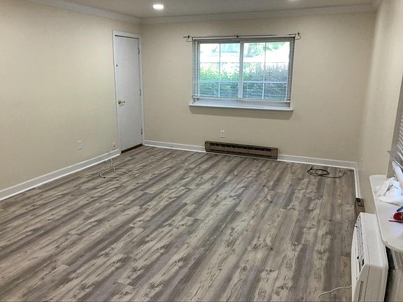 2nd image of 124 Fox Run Ln