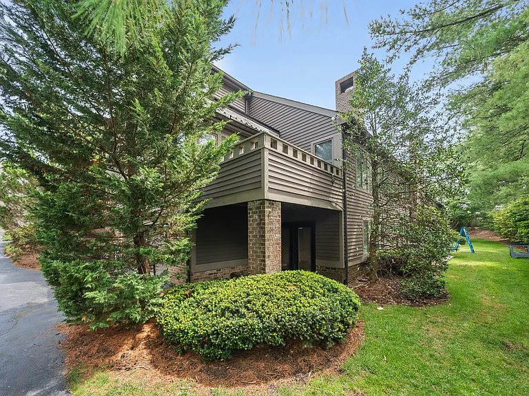 22 Pamrapo Ct W — Photo 44