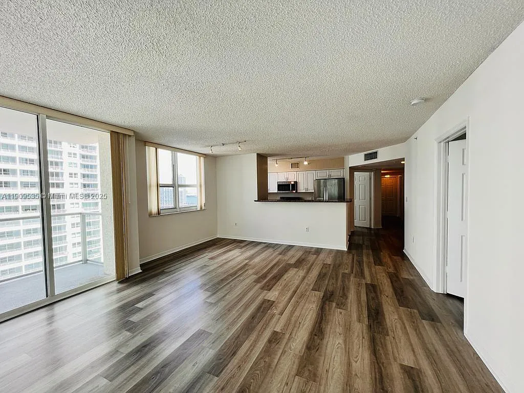 3 bed, 1470 sqft, $5,195 — Photo 4