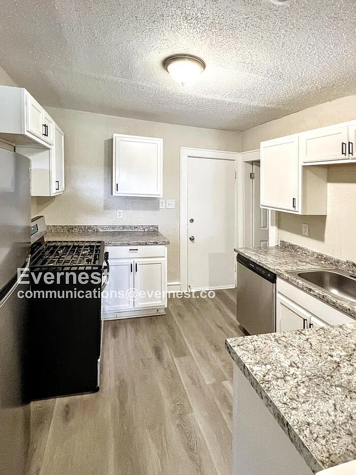 2 bed, 1.0 bath, 1007 sqft, $1,295 — Photo 2