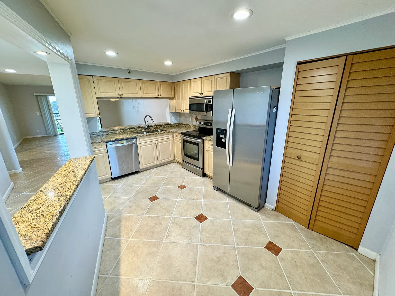 2202 S Cypress Bend Dr — Photo 4