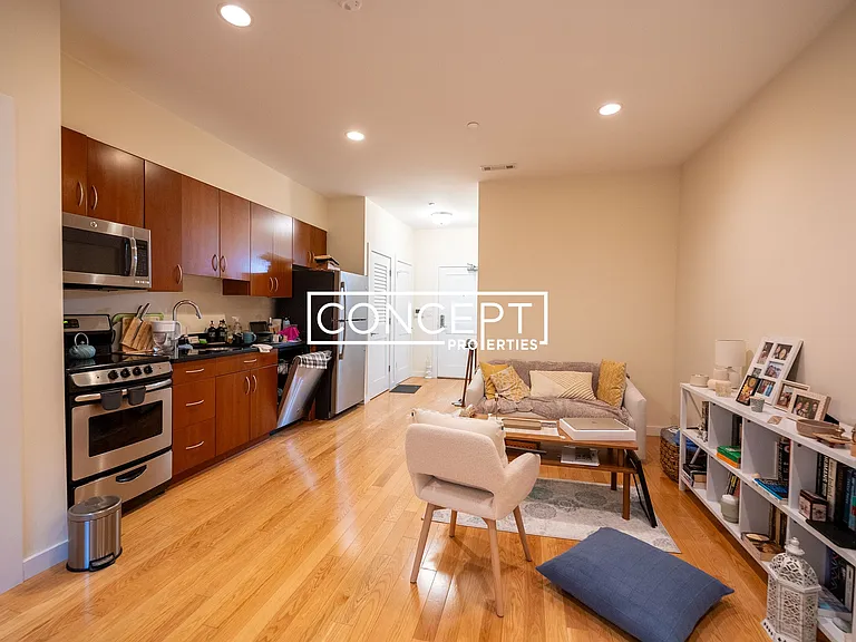 Diamond Fenway — Photo 33