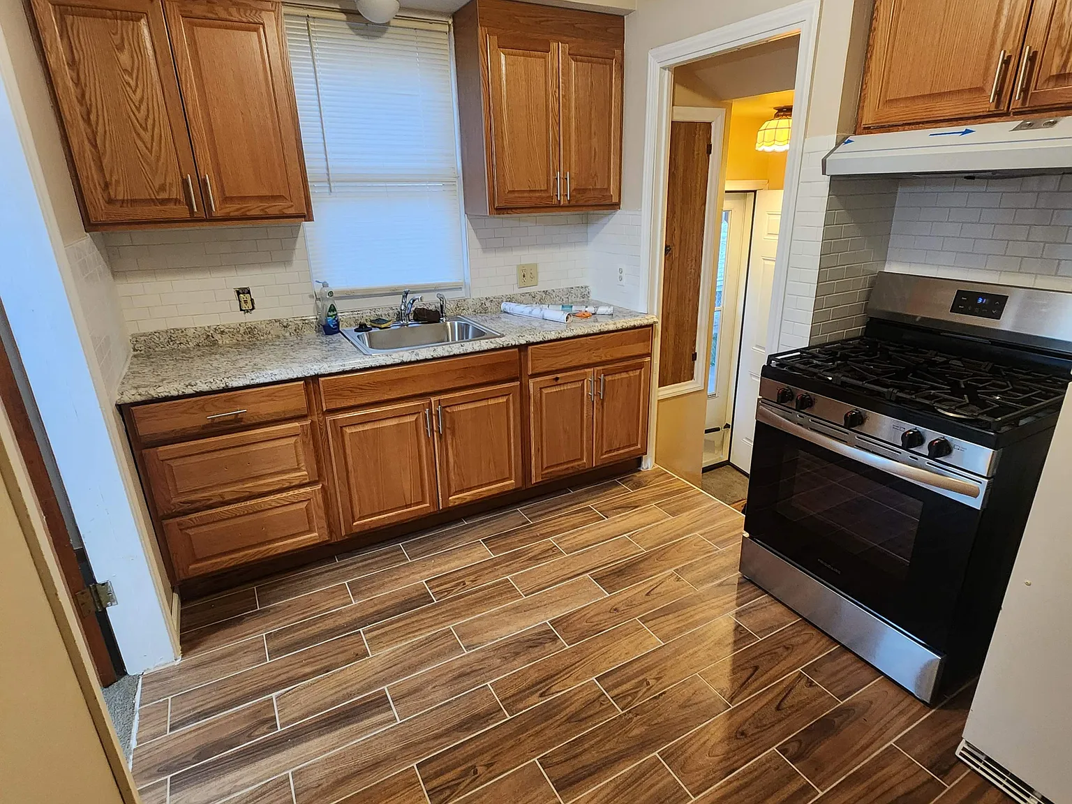 3 bed, 1.5 bath, 1316 sqft, $2,000 — Photo 2