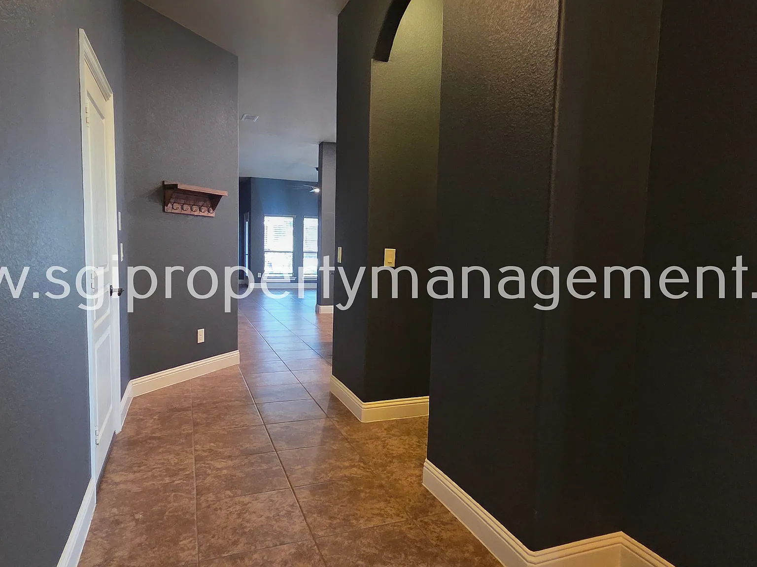 Pristine and Stunning 4 Bedroom! — Photo 4