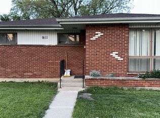 911 N Craig Pl, Addison, IL 60101