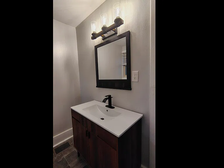 1st floor bath , 2nd view