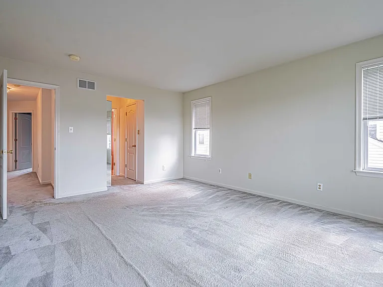 323 Surrey Pl — Photo 15