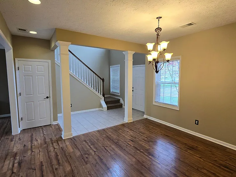 716 Rosslyns Dale — Photo 3